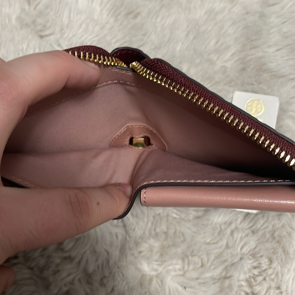 ✨ Tory Burch Leather Bi-Fold Wallet✨ - Picture 13 of 16